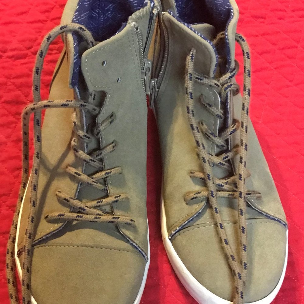 .Youth Boy's High Top Shoes (Like New/Size 4)